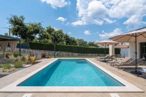 Villa Flores by Briskva