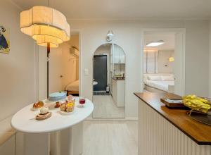 Yongsan Haebangchon, Namsan Tower, Itaewon Street, 10-minute walk to the subway, 15 minutes to Hongdae