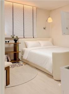 Yongsan Haebangchon, Namsan Tower, Itaewon Street, 10-minute walk to the subway, 15 minutes to Hongdae