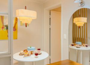 Yongsan Haebangchon, Namsan Tower, Itaewon Street, 10-minute walk to the subway, 15 minutes to Hongdae