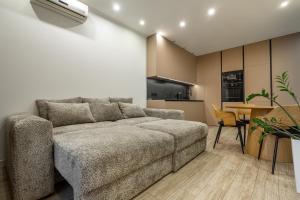 3-143 Central Park, John McCain 7, Kyiv centre, fantastic city view, 15 kW backup power, Petrovdom Apartment