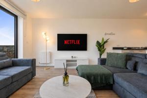 Wembley Getaway - Balcony - Sleeps 8