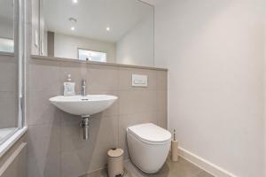 Wembley Getaway - Balcony - Sleeps 8