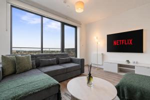 Wembley Getaway - Balcony - Sleeps 8