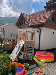 Mała Osada domki z jacuzzi przy gondoli