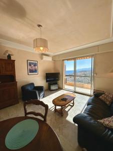 Apartment with stunning sea and mountain views