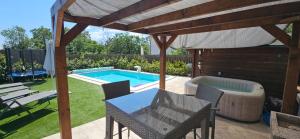 Luxury Flat with Heated Pool & Jacuzzi