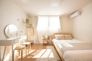 3-Min Walk to Mangwon Market, Free Parking & Luggage Storage, Sleeps 10