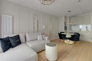 Waterlane Island - Riverview Pool, SPA & Gym by Blue Mandarin
