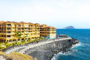 Stunning Seaside Apartment in Heated Pool Complex EN411
