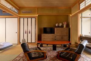 Top Floor Suite - Balcony View - Higashi Chaya Area