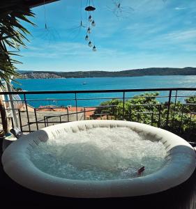 Apartment TIA, private terrace, sea view, jacuzzi