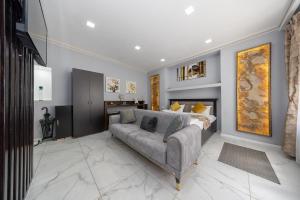 The Queens Den - Sophisticated Studio in Old Town