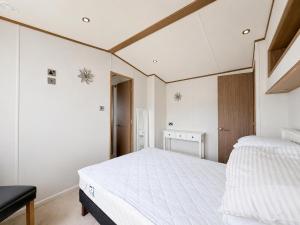 Stylish 4 Berth Caravan At Dovercourt Holiday Park Ref 44413A