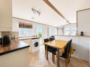 Stylish 4 Berth Caravan At Dovercourt Holiday Park Ref 44413A