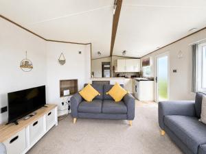 Stylish 4 Berth Caravan At Dovercourt Holiday Park Ref 44413A