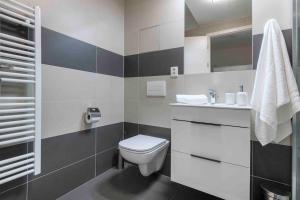 200Mb WIFI, Supermarket On-site, 12min City Center