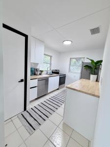 Modern Luxe king SuiteMinutes To Lido Beach DT