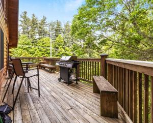 Mountain Log Cabin Near ASU with Soaking Tub & Views