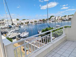 Grande marina vue sur port