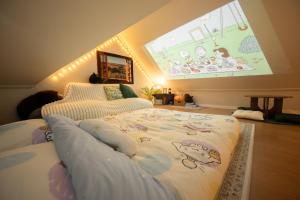 3-Min Walk to Mangwon Market, Free Parking & Luggage Storage, Sleeps 10