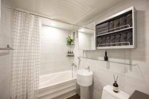3-Min Walk to Mangwon Market, Free Parking & Luggage Storage, Sleeps 10