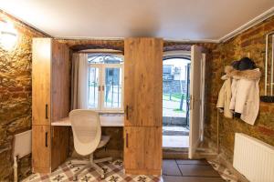 Cozy and Cool Brick-Wall 1BR in Heart of Moda