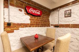 Cozy and Cool Brick-Wall 1BR in Heart of Moda