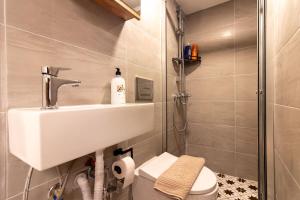 Cozy and Cool Brick-Wall 1BR in Heart of Moda