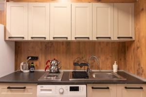 Cozy and Cool Brick-Wall 1BR in Heart of Moda