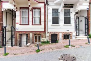 Cozy and Cool Brick-Wall 1BR in Heart of Moda