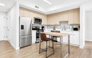 Modern Waterfront Apt in Harbor Point