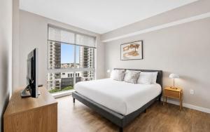 Modern Waterfront Apt in Harbor Point