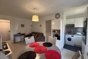Modern appt with direct beach access