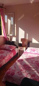 Central Apartment Boho Omis River and Sandy Beach