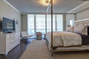 Three Bedroom Condo with Marina Views and Private Balcony