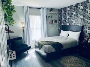 The Victorian Suite near UF, HCA, and VA Hospital