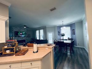 The Victorian Suite near UF, HCA, and VA Hospital