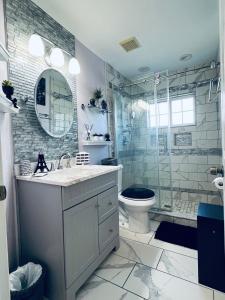 The Victorian Suite near UF, HCA, and VA Hospital