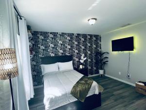The Victorian Suite near UF, HCA, and VA Hospital