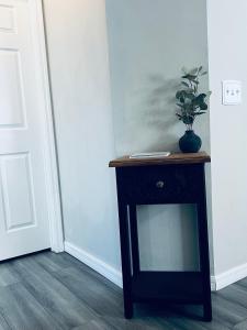 The Victorian Suite near UF, HCA, and VA Hospital