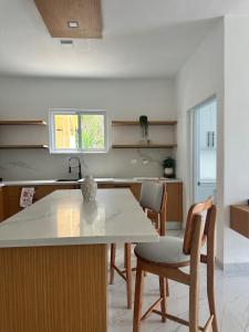 Veragua, modern apartment in a private area with pool, 10 mins from Cabarete
