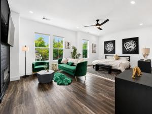 The Hollywood House a Luxury Home With an Outdoor Kitchen and 100 Inch TV