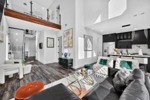 The Hollywood House a Luxury Home With an Outdoor Kitchen and 100 Inch TV