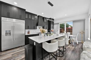 The Hollywood House a Luxury Home With an Outdoor Kitchen and 100 Inch TV