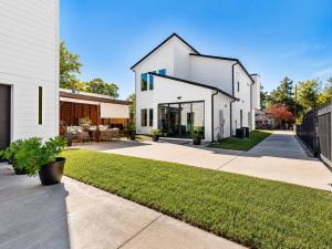 The Hollywood House a Luxury Home With an Outdoor Kitchen and 100 Inch TV