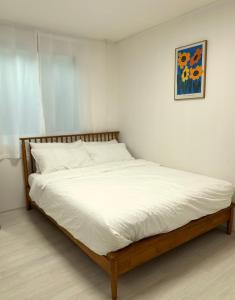1 stop to Seomyeon and Jeonpo Café Street , 1-minute walk to International Finance Center Station , Large supermarket , The best base camp for traveling in Busan