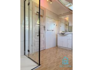 NaWypasie Grand Apartment with Fireplace Beautiful Garden SUP Board and Just 30 Minutes from Gdańsk and Gdynia