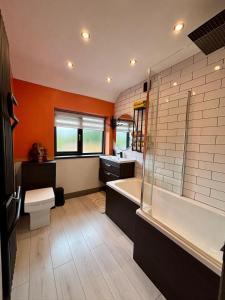 Moor House with Finnish Sauna, Garden, Free Parking