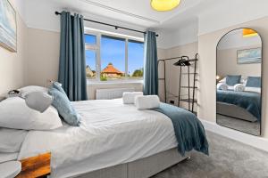 Large Stunning & Modern Home with Private Parking
